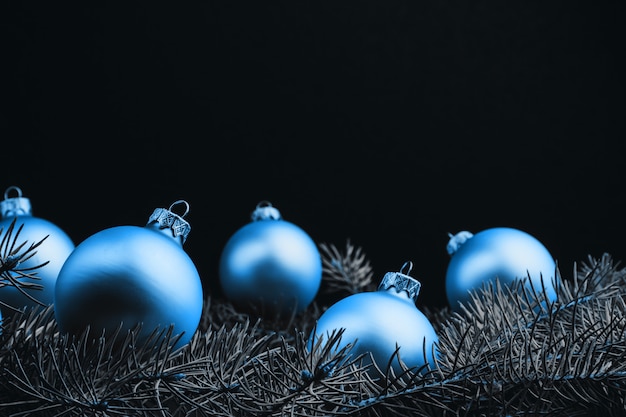 Gekleurde kerstversiering op zwarte houten tafel. Kerstmisballen op houten achtergrond.