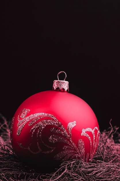 Gekleurde kerstversieringen op zwarte houten tafel Kerstballen op houten achtergrond Bovenaanzicht kopie ruimte nieuwjaar Fris klassiek 2023 in blauw Kleurconcept van het jaar