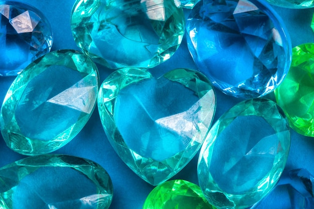 Gekleurde kristallen van blauw en groen op een blauwe achtergrond