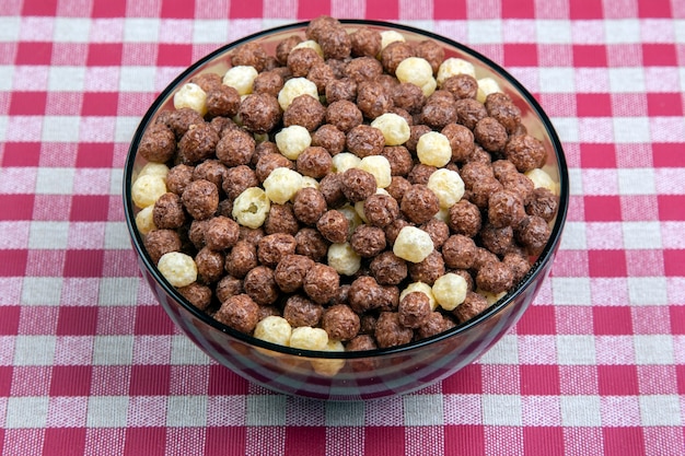 Gekleurde lichte snacks. Ontbijt op het bord. Dieet en calorieën. Dessert eten.