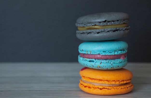 Gekleurde makarons op een donker close-up als achtergrond