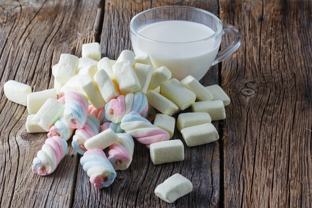 Gekleurde marshmallow met melk