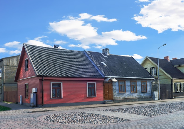 Foto gekleurde oude huizen in ventspils in letland. het is een stad in de regio koerland in letland. letland is een van de baltische landen