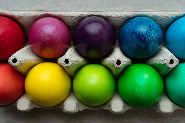 Gekleurde paaseieren in kartonnen doos, close-up weergave shot van bovenaf
