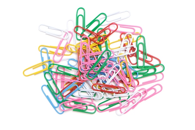 Gekleurde paperclips op een witte achtergrond