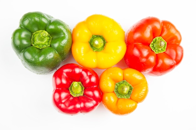 gekleurde paprika's op een witte achtergrond. vitamine voedsel
