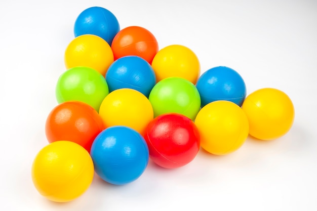 Gekleurde plastic ballen op wit oppervlak