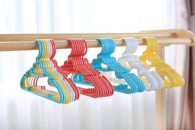 Gekleurde plastic kleerhangers op houten waslijn