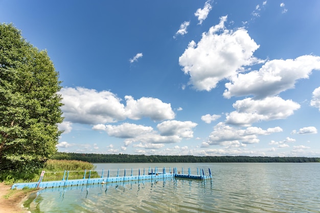 Gekleurde plastic pier aan de oever van een groot meer