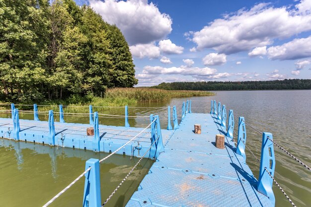 Foto gekleurde plastic pier aan de oever van een groot meer