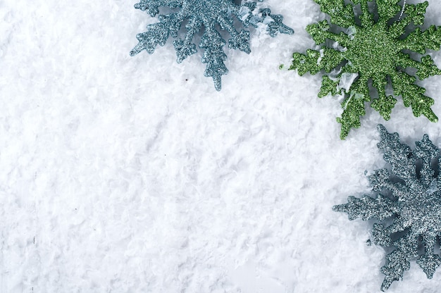 Gekleurde sneeuwvlokken op sneeuw