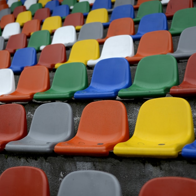 Gekleurde stoelen op een voetbalveld