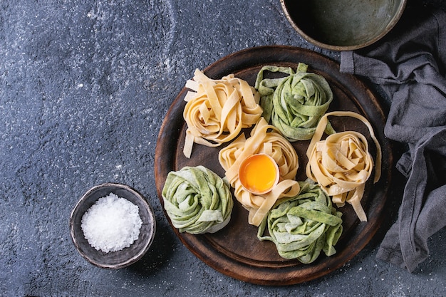 Gekleurde verse zelfgemaakte pasta tagliatelle