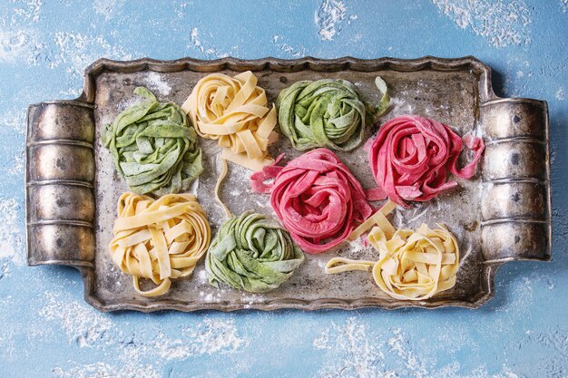 Gekleurde verse zelfgemaakte pasta tagliatelle