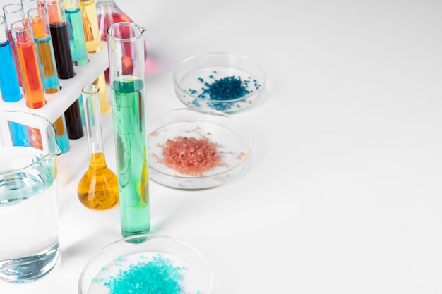 Gekleurde vloeistoffen binnen laboratoriumglaswerk op witte lijst in laboratorium