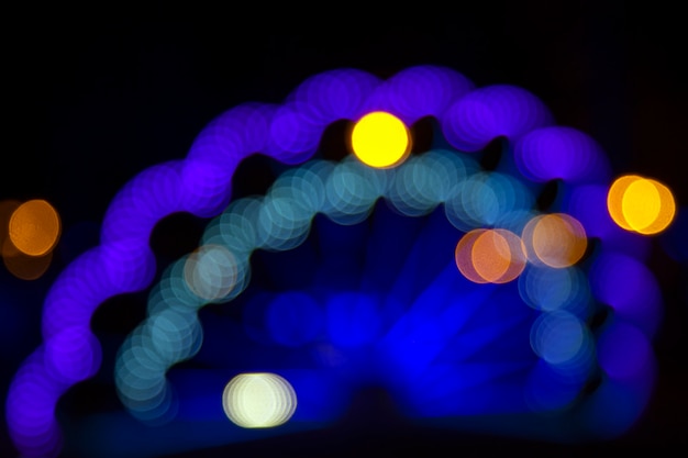 Foto gekleurde wazig bokeh. abstracte achtergrond van inbegrepen feestelijke slingers. kleurrijke vervagen gloeilampen