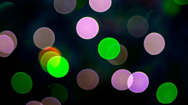 Gekleurde wazig bokeh. abstracte achtergrond van inbegrepen feestelijke slingers. kleurrijke vervagen gloeilampen