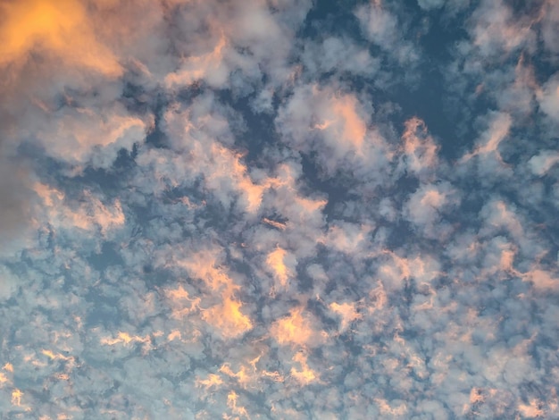 Gekleurde wolken bij zonsondergang tijdens zonsondergang.