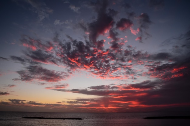 Gekleurde wolken bij zonsondergang