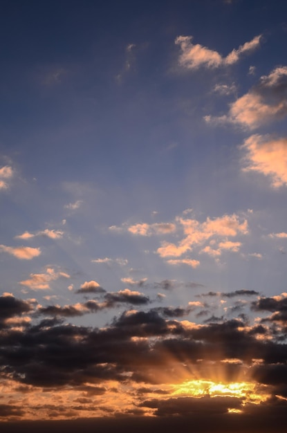 Gekleurde wolken bij zonsondergang