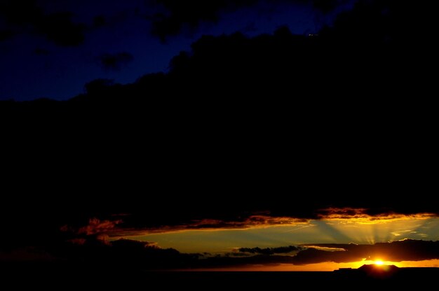 Gekleurde wolken bij zonsondergang