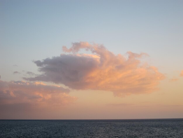 Gekleurde wolken bij zonsondergang