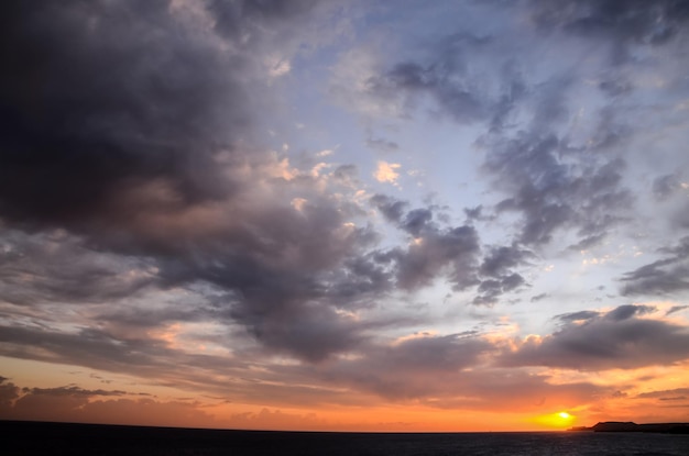 Gekleurde wolken bij zonsondergang