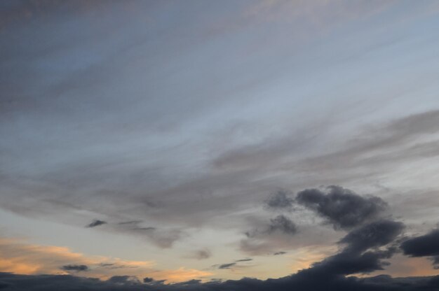 Gekleurde wolken bij zonsondergang