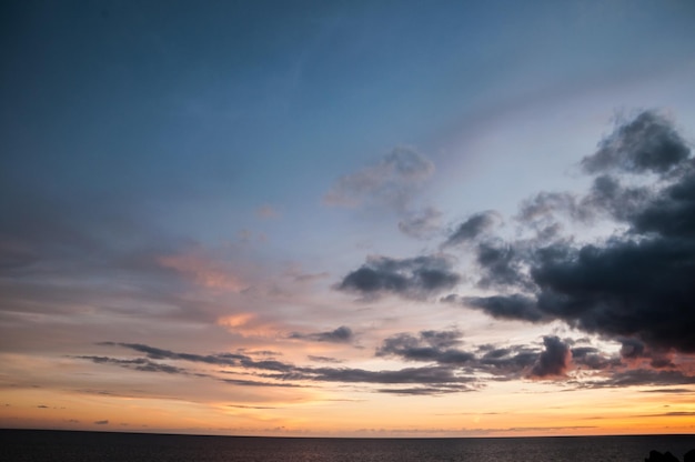 Gekleurde wolken bij zonsondergang