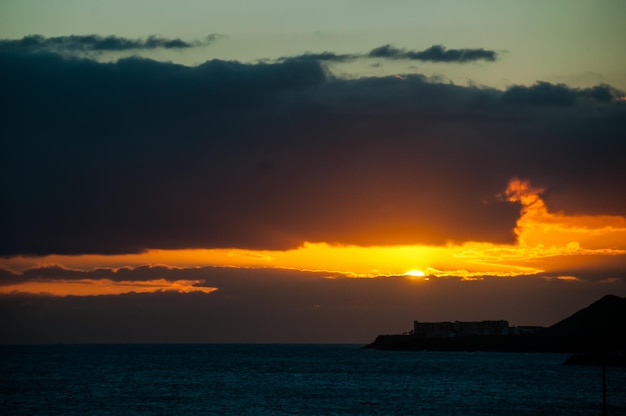 Gekleurde wolken bij zonsondergang