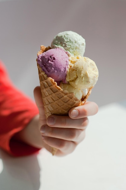 Geknipte afbeelding van een ijshoorn in de hand