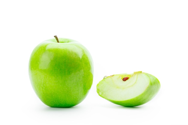 Geknipte groene appel geïsoleerd op de witte achtergrond