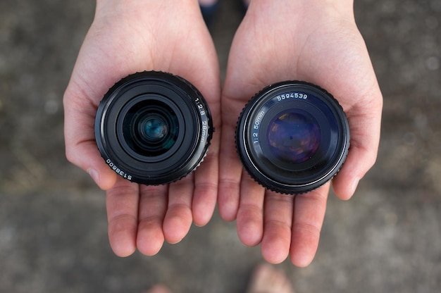 Foto geknipte handen met camera-lens