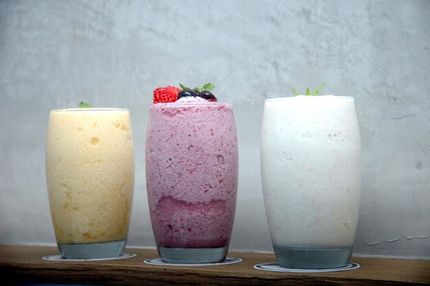 Foto gekoelde fruit smoothies op tafel.