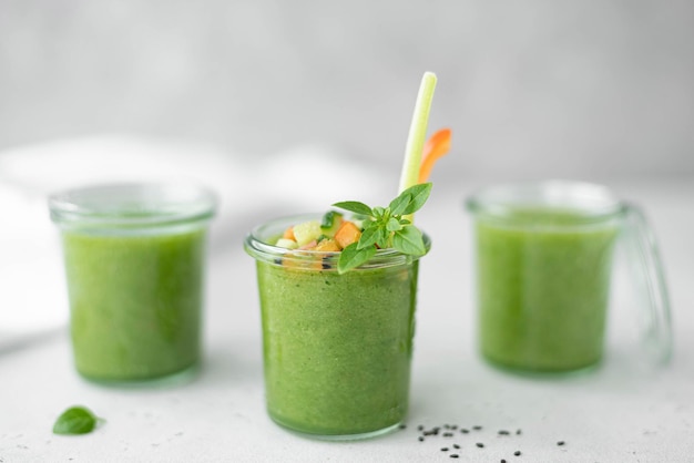 Gekoelde komkommergazpacho met selderijtomaat en basilicum in een glas