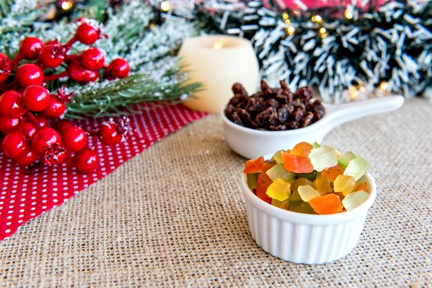 Gekonfijt fruit en rozijnen op een kersttafel