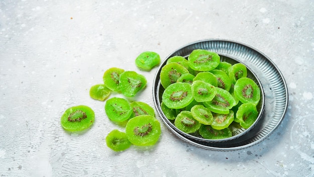 Gekonfijte kiwi Gedroogd fruit Op een stenen ondergrond