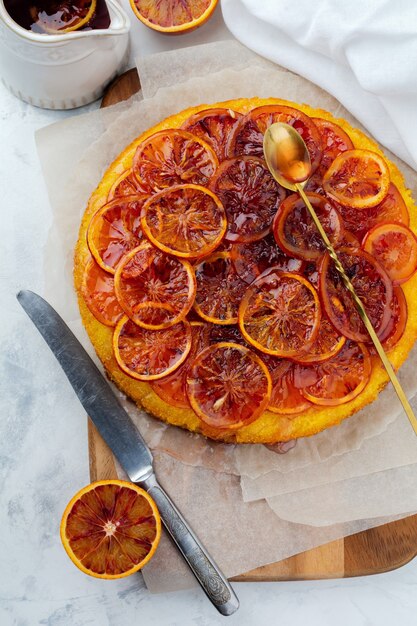 Gekonfijte rode oranje cake op een lichte achtergrond