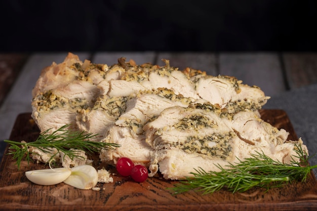 Gekookt vleesgerecht ligt op tafel in de keuken