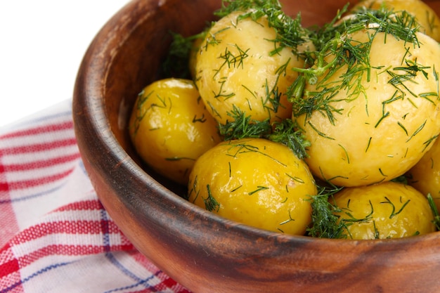 Gekookte aardappelen op houten kom op servetten