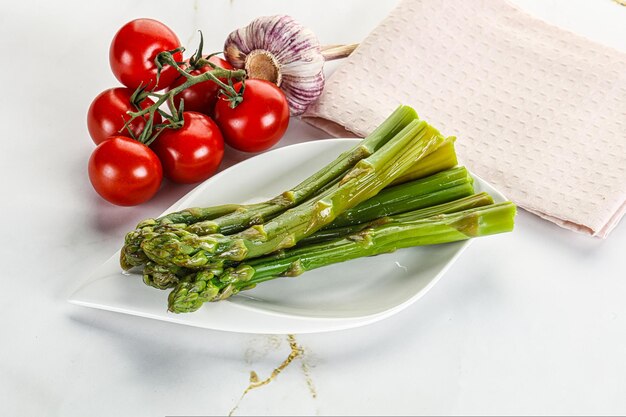 Gekookte asperges in de plaat