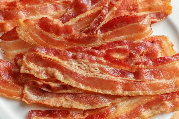 Gekookte baconplakjes op plaatclose-up