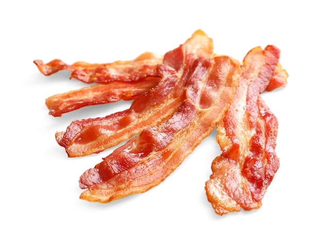 Foto gekookte baconplakjes op witte achtergrond
