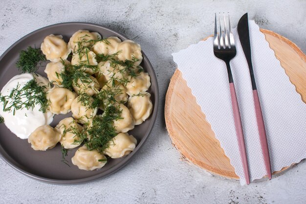 Gekookte dumplings met dille en zure room Huisgemaakte dumplings met vlees