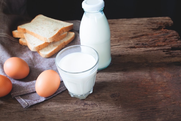 gekookte eieren en gesneden brood