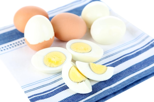Gekookte eieren op kleurenservet dat op wit wordt geïsoleerd