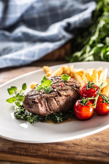 Gekookte entrecote geserveerd met groenten op een bord