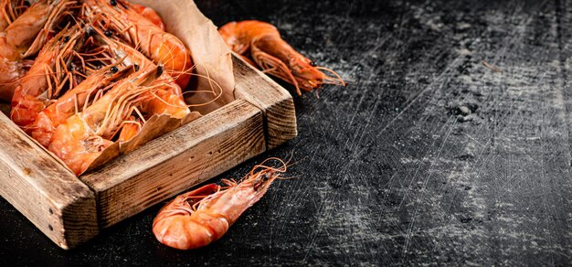 Gekookte garnalen op een houten dienblad