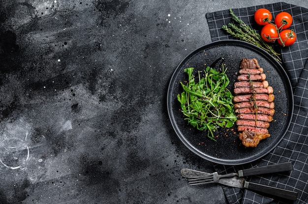 Gekookte gegrilde lendenbiefstuk, gemarmerd rundvlees met rucola