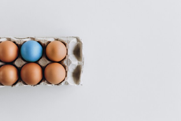 Gekookte gekleurde eieren bruin een blauw dienblad